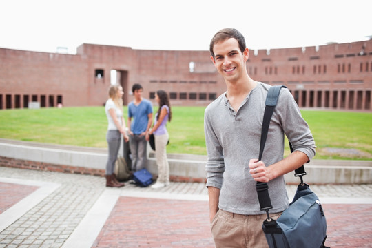 背着书包的男学生和他身后的同学