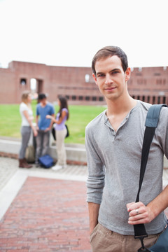 背着书包的男学生和他身后的同学