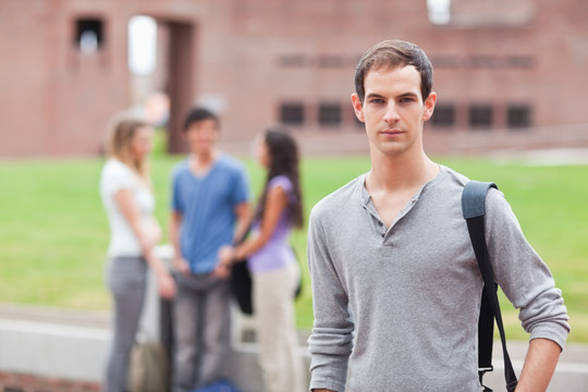 背着书包的男学生和他身后的同学