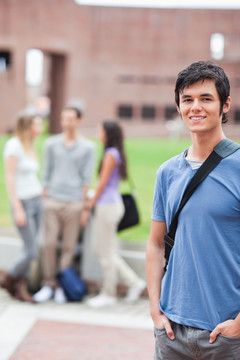 背着书包的男学生后身后的同学