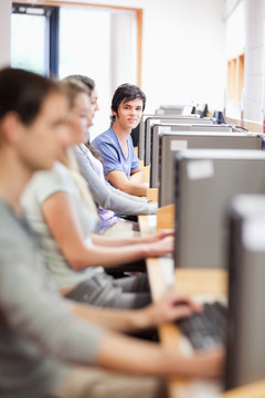 男学生在电脑室学习