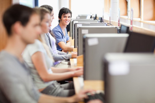 男学生在电脑室学习