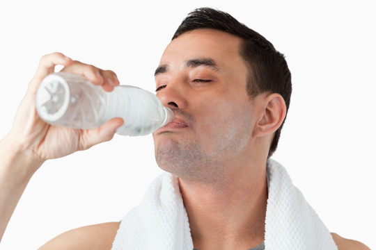 年轻人在运动后喝水