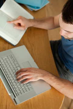男学生在用笔记本电脑