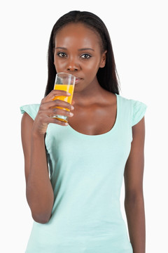 年轻女子喝橙汁