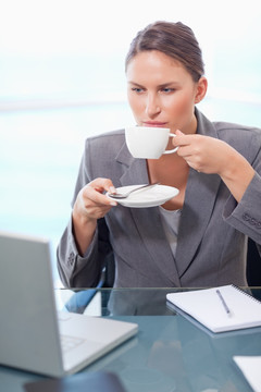 女职员在办公室 喝茶