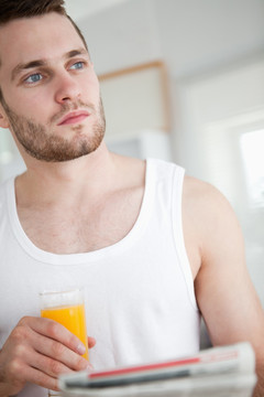 男人喝橙汁