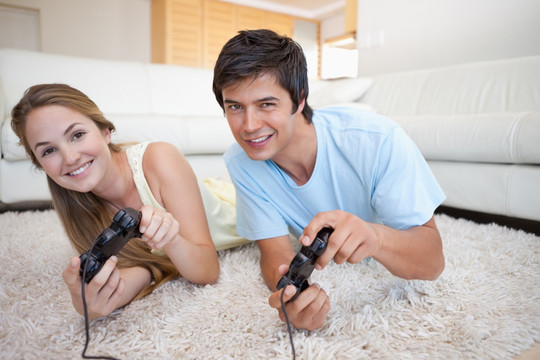 夫妇在他们的客厅里玩电子游戏