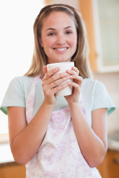 一个年轻的女人在喝咖啡