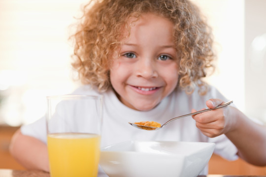 微笑的男孩在吃早餐