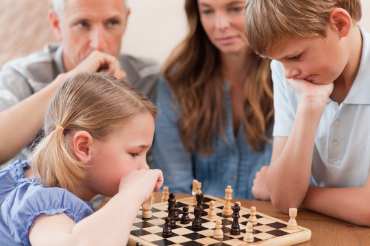 在客厅里下棋的孩子