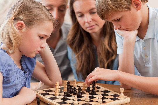 在客厅里下棋的孩子