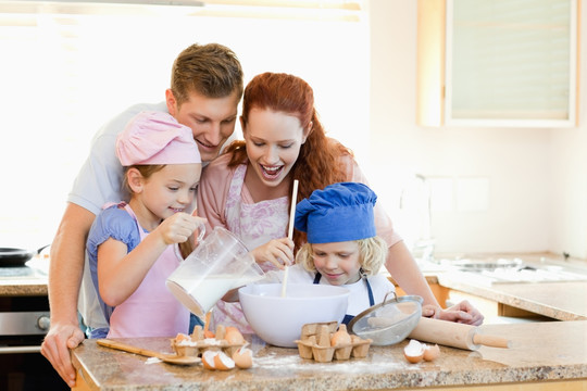 快乐的家庭喜欢一起烘焙