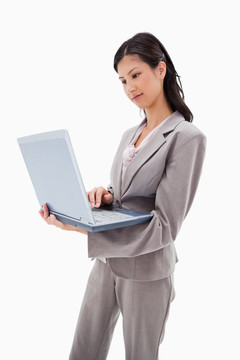 女商人在用笔记本电脑