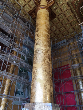 寺庙大殿浮雕龙纹柱子贴金施工