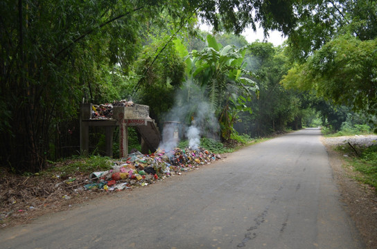 路边垃圾堆