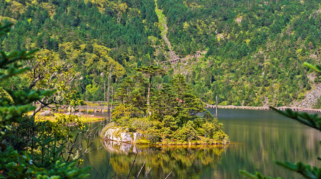 螺髻山天然湖泊