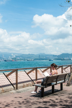 香港坚尼地城海边看书休闲时光