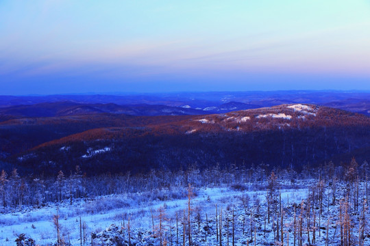 雪岭晨曦