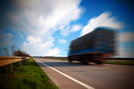 高速公路上高速行驶的货车