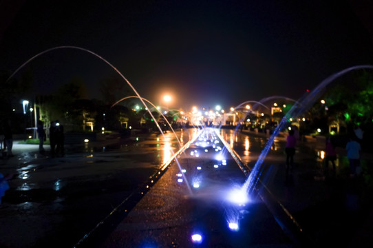 夜晚的广场小喷泉
