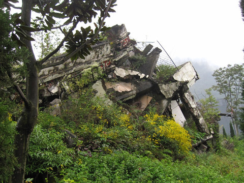 汶川地震某中学纪念遗址