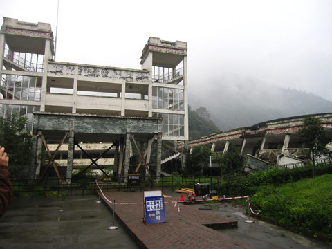 汶川地震某中学纪念遗址