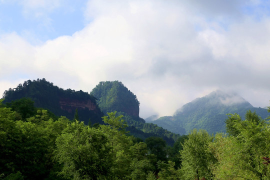 麦积山 山峰 远景 石窟 景区