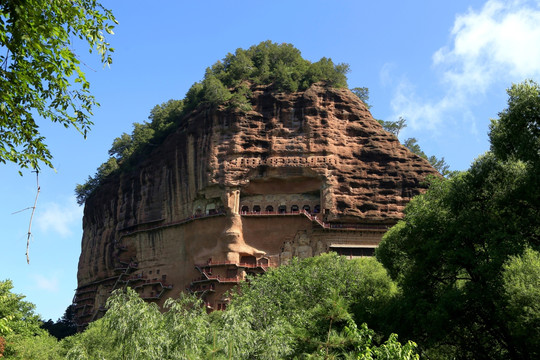 麦积山 山峰 麦垛 远景 石窟