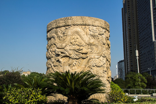 城市中的龙纹浮雕柱子