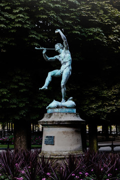 卢森堡公园表演者雕塑
