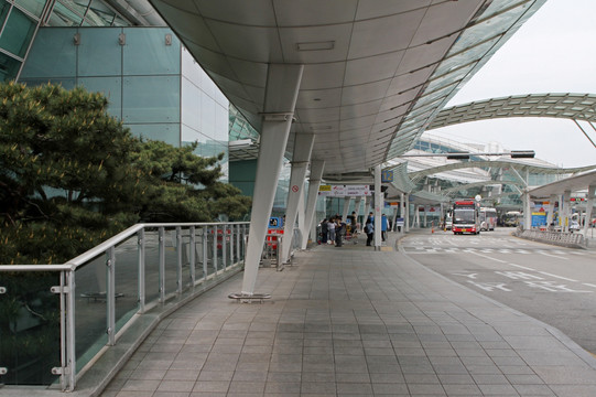 首尔机场候机楼门前