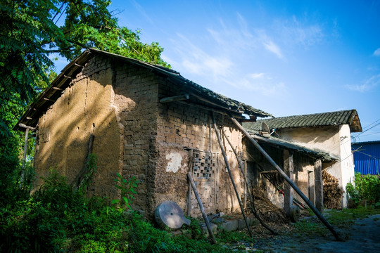 逐渐消失的土屋