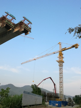 正在建设中的桥