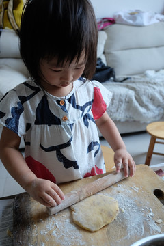 女孩在做饼干