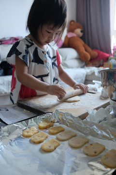 女孩在做饼干