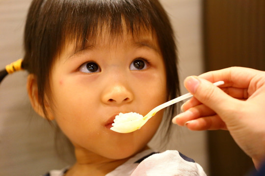 兒童 女孩 吃飯
