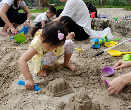 玩沙 沙滩  铲沙 女孩