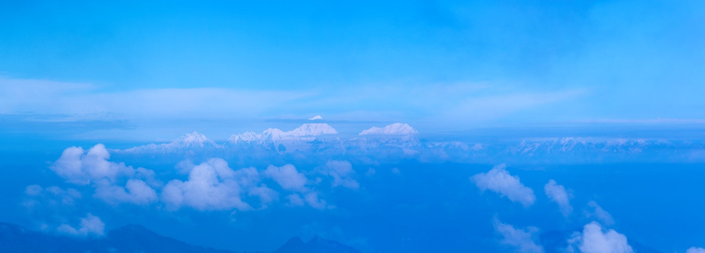 远眺贡嘎雪山 全景图