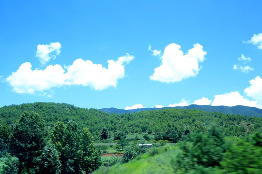 蓝天白云大山