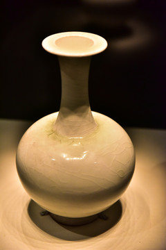 唐白瓷长颈瓶