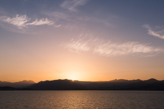 海上日出