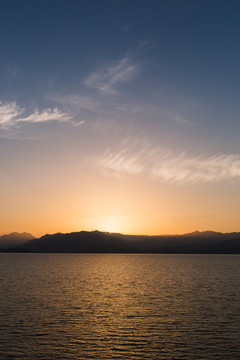 海上日出