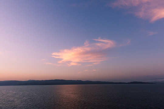 日出前的大海和天空