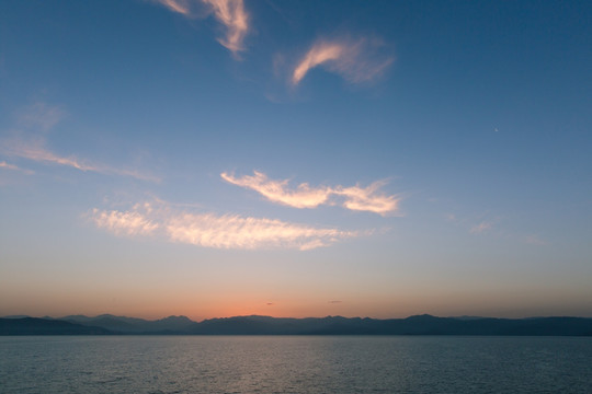 日出前的大海和天空