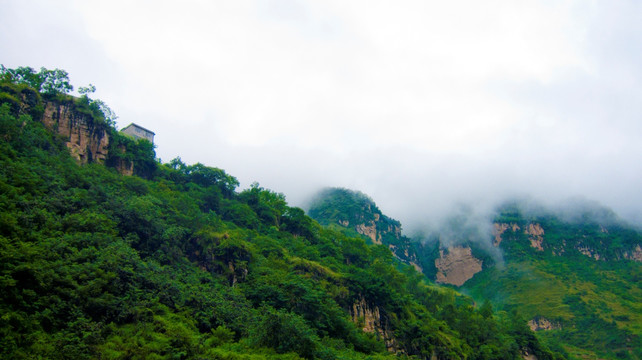 大山 山崖边的楼房