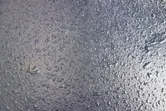 黑色大理石台面上的雨水