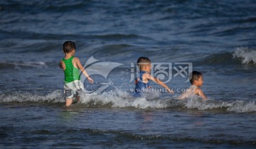 戏水的小孩 海浪