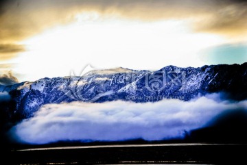 高原雪山 云雾