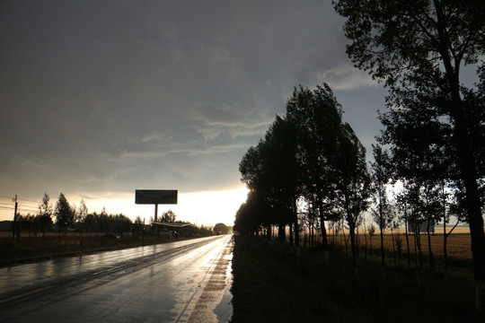 雨后公路